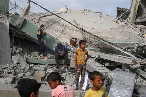 Palestinians inspect the rubble of Al-Hasanat mosque destroyed in Israeli strikes at the Nuseirat refugee camp in the central Gaza Strip on May 12, 2025 (AFP photo)
